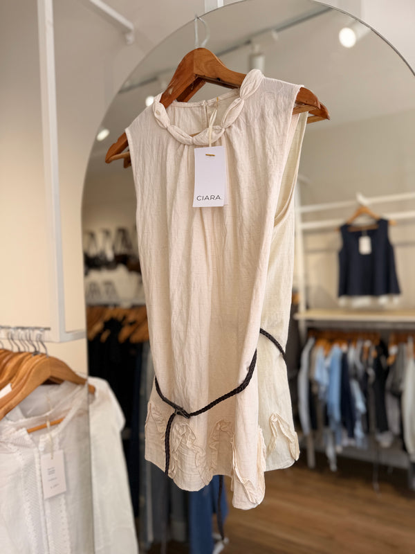 Blusa cuello trenzado con cinto y volado