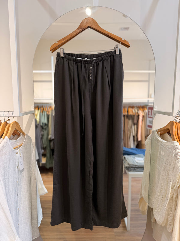 Pantalón con botones y lazo