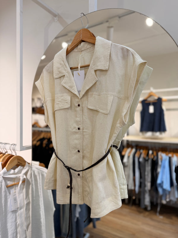 Camisa con cinturón