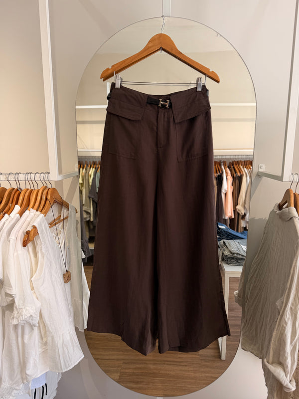 Pantalón fluido con cinturón incluido