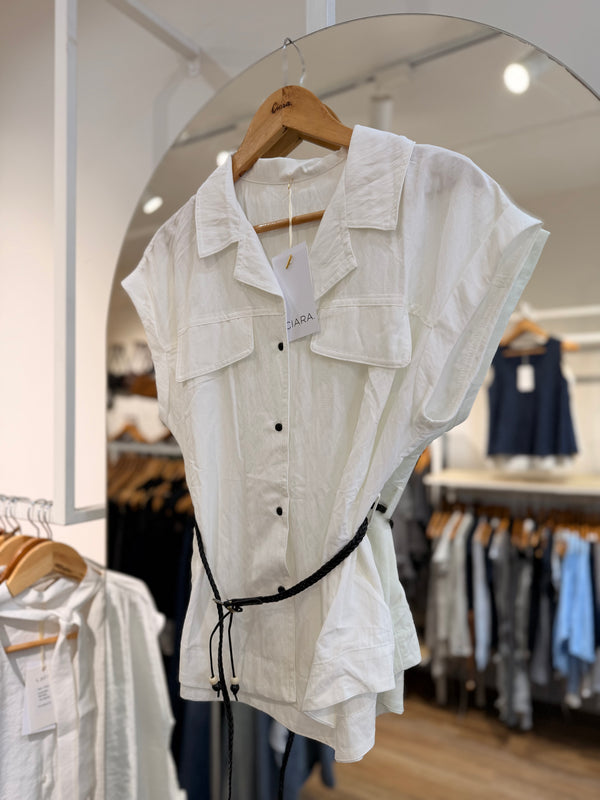 Camisa con cinturón