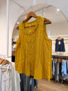 Blusa de tablitas con cuello volado