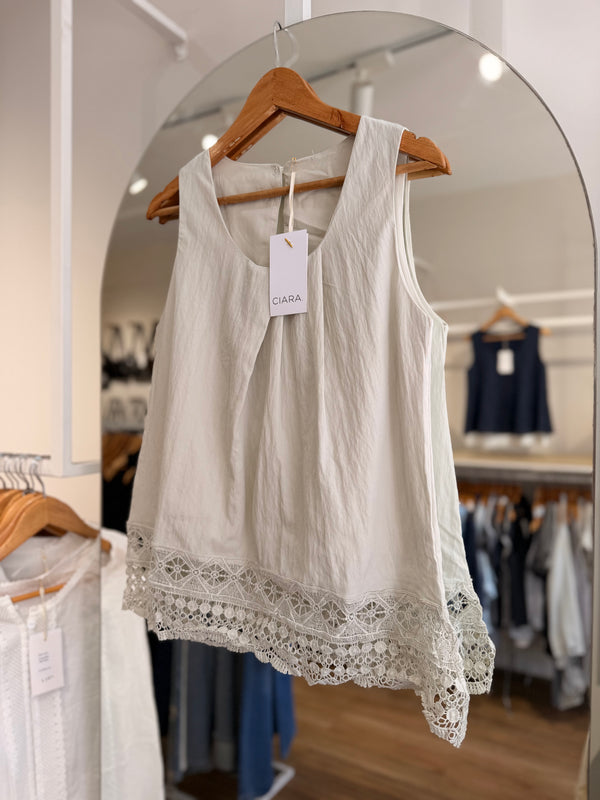 Blusa sin mangas con puntilla