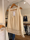 Blusa sin mangas con puntilla