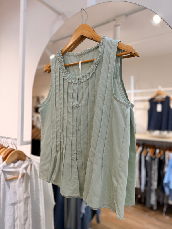 Blusa de tablitas con cuello volado