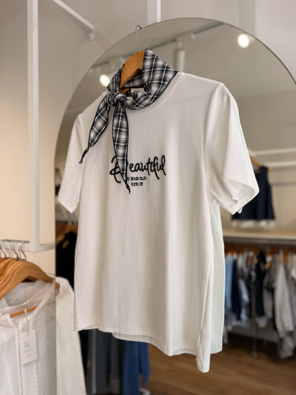 Remera con pañuelo incluido