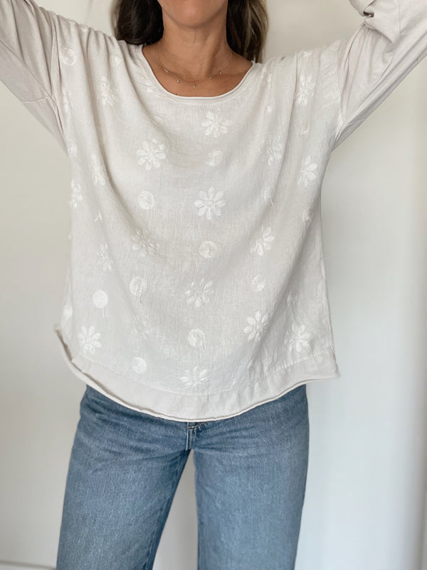 Remera flor bordado