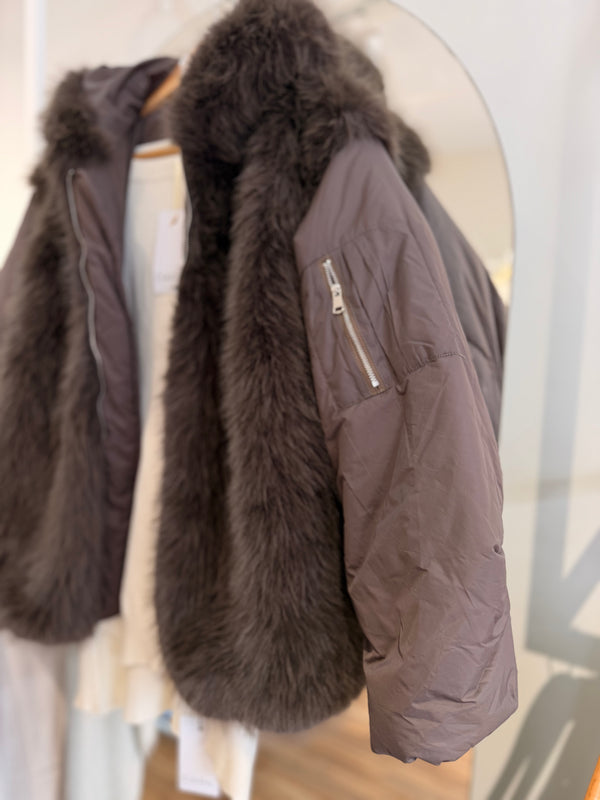 Campera puffer pelo y capucha