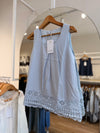 Blusa sin mangas con puntilla
