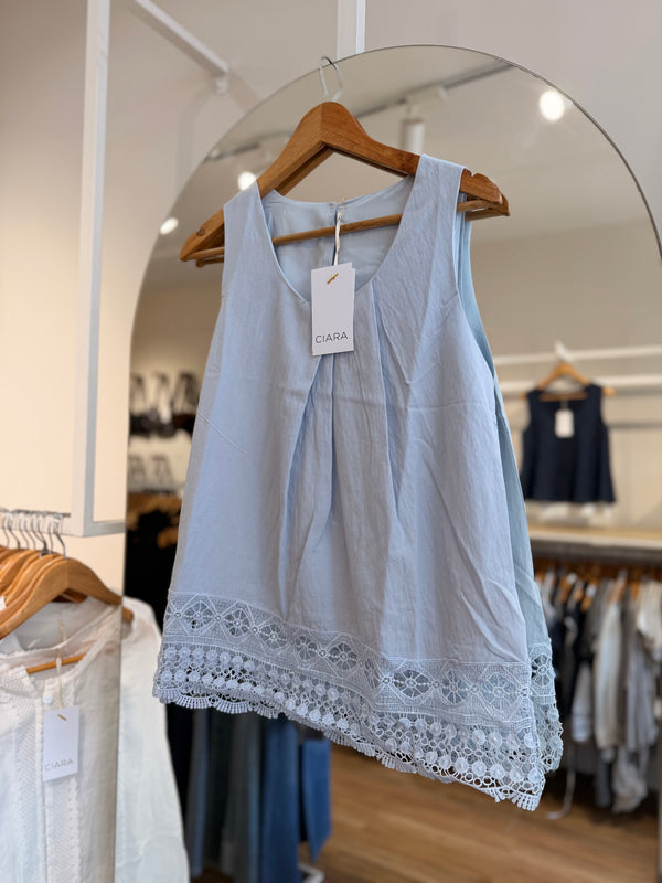 Blusa sin mangas con puntilla