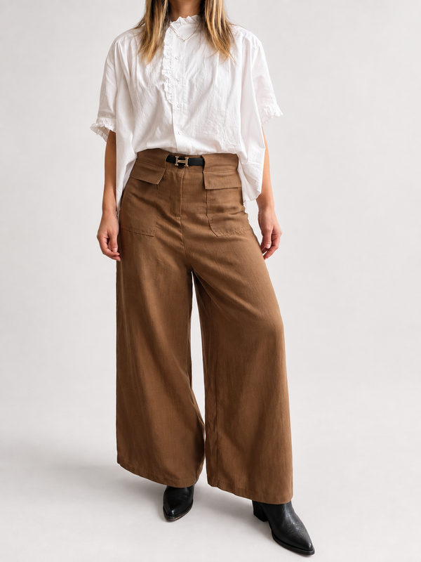 Pantalón fluido con cinturón incluido